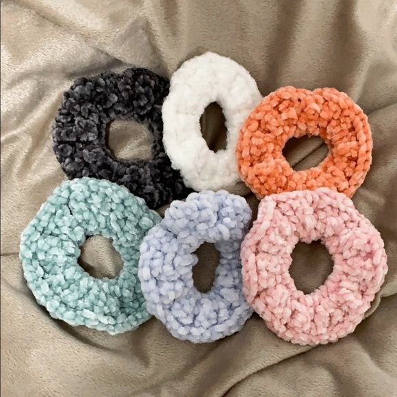 Crochet velvet scrunchies - Picture 2 of 2